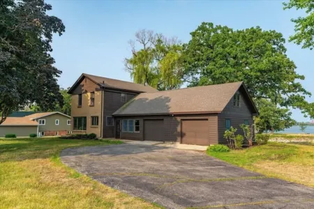 Beautiful lake home on Lake Koshkonong