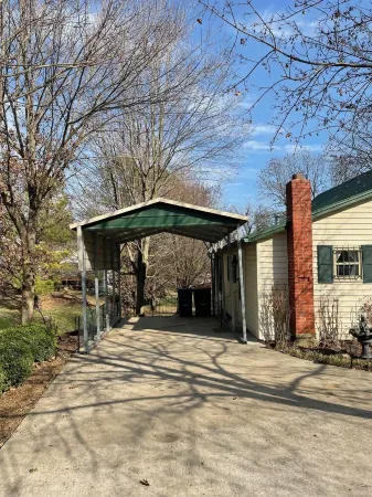 Adorable 2 Bedroom Cottage 3 blocks from downtown square