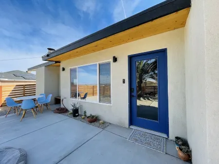 Entire House in Quiet Neighborhood! 2 Miles from Joshua Tree NP Отели рядом с достопримечательностью «Национальный парк Десерт Институт эт Джошуа Три»