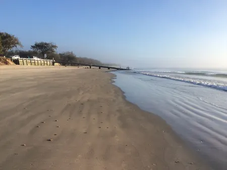 Ocean View Ground floor Apartment across from pristine beach Отели в г. Чилдерс