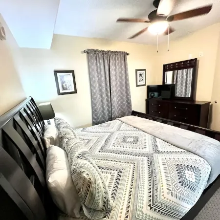 Upscale Lakefront Condo at Disneyworld - Central to parks, outlet malls & more!