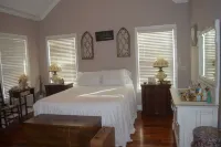 The Yellow Farmhouse Hotels near Seven Islands State Birding Park
