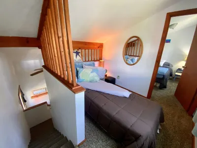 Unwind in our Cozy Cabin 7 minutes from the Seaside town of Seward