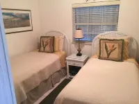 Beautiful Ocean view with 35' private seawall, 80' Heated Pool, Hottub