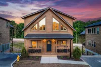 New Pool Cabin/One Mile from Pigeon Forge Strip/Perfect for Groups/Families - مسبح خاص