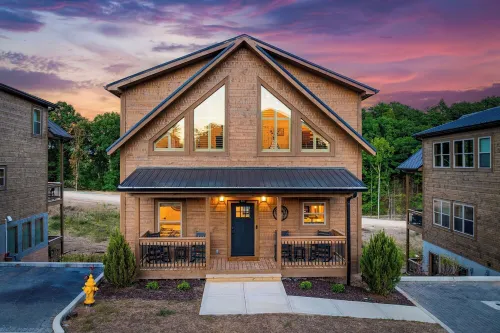 New Pool Cabin/One Mile from Pigeon Forge Strip/Perfect for Groups/Families