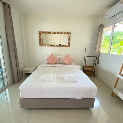 Issara Beach Resort Hotels near Wat Suchon (Wat Thap Kham)