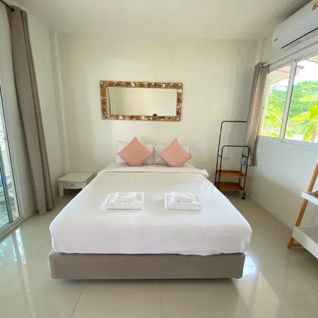 Issara Beach Resort Отели рядом с достопримечательностью «Wat Chedi»