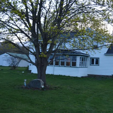 Apple View- Quiet, handicap accessible country home with a hot tub! Hotels in Wayne County