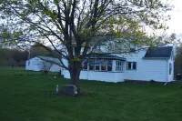 Apple View- Quiet, handicap accessible country home with a hot tub!