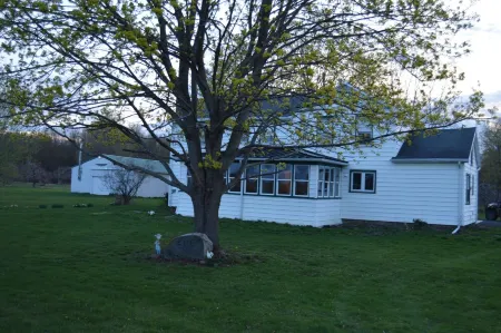 Apple View- Quiet, handicap accessible country home with a hot tub!