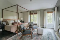 Twin Ponds: King Beds, Hot Tub, Gameroom, 75" TV, Foosball, Air Hockey, PingPong