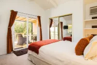 Blue Sky Escapes Vacation Home w/ big Oceanviews, Pool, Jacuzzi, 5min to beach 尼拉海灘附近的飯店