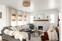Brick Haven House: Shakespeare Fest, Nat'l Parks, EV Charger & Free Parking