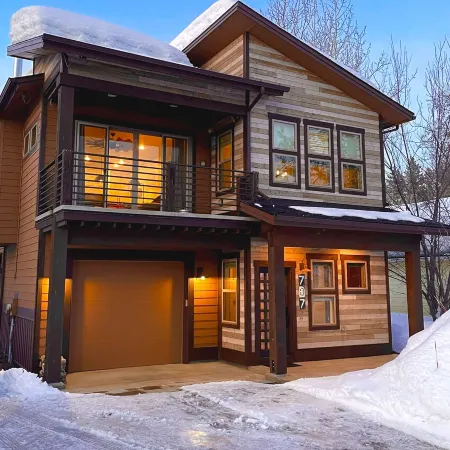 Walk to Beach/Town - Bright, New Modern Getaway