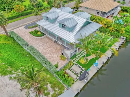 Luxurious 3-bedroom home with Pool and Dock in Key Colony Beach