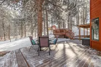 Peaceful getaway in the woods with fully fenced yard- Pet friendly!