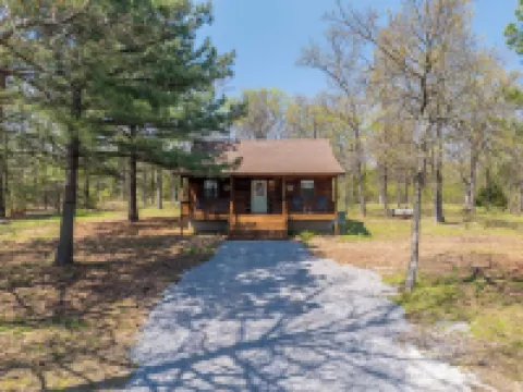 Secluded Tenkiller Cabin close to all Marinas! Less than 5 Minutes from Marinas!