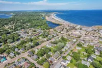 Charming 3-Bedroom Vacation Home Just 5 Minute Walk to Narragansett Beach