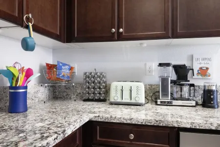 Nirvana Homes: Spacious Getaway w/Sparkling Pool & 2 King Suites Отели рядом с достопримечательностью «Парк Вельма & Лестер Кинг»