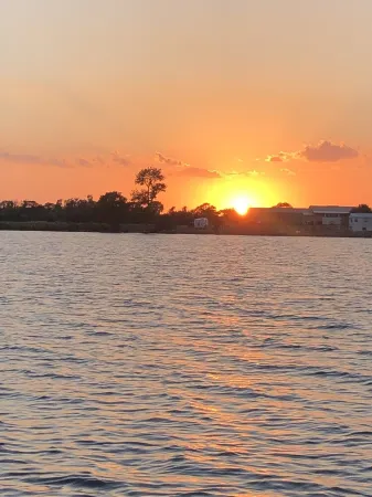 Cozy  studio style space with AC and WiFi on  beautiful Cottonwood Lake Отели в г. Спинк Каунти