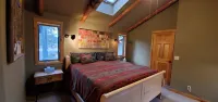 Your Own Sunriver Lodge on the Edge of the Forest - A/C -10 SHARC Passes!!