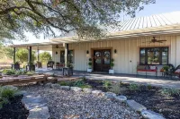 Modern Farmhouse w/ Hill Country Views, EV, Wineries, Large Patio Hotel a Dripping Springs