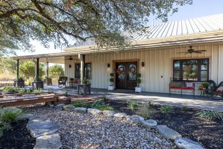 Modern Farmhouse w/ Hill Country Views, EV, Wineries, Large Patio Отели рядом с достопримечательностью «Ian's Chapel at Camp Lucy»