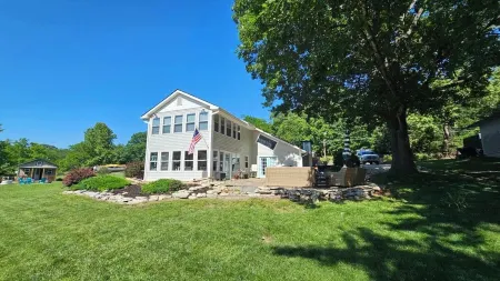 Cozy Lake Front House on 7MM of LOZ with a nice yard and a Private Dock!