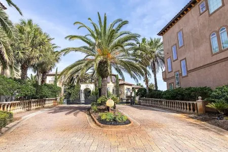 Italian Villa · 200 steps to beach · Free cruise tickets · Pool views · Pets OK!