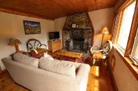 The Lehigh Cabin - Riverfront Escape- 1 mile private river Hotels in Buck Township