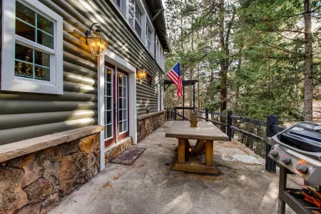 Timeless 100 Year Old Creekside Cabin Near Red Rocks. King Size Bed.