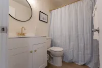 Family Friendly Lake Cabin Near Silver Dollar City With A POOL! Hotels in Ruth B Rural Township