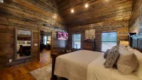 Romantic Cabin with Hot Tub, Outdoor Fireplace & Soaking Tub - Romantisk