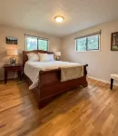 Newly remodeled cozy home with large yard. Close to U of O, Autzen, and Oakway.