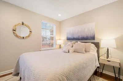 High Rye Home! Nulu | Bourbon District | King Beds Muhammad Ali Center附近的飯店