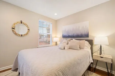 High Rye Home! Nulu | Bourbon District | King Beds Отели рядом с достопримечательностью «Мост «Большой четвёрки»»