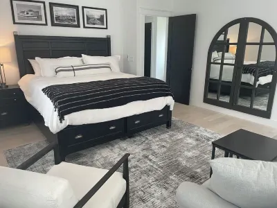 Riverwalk 100 on Pine Rivertownhome with gourmet kitchen~2 BR can sleep 8.