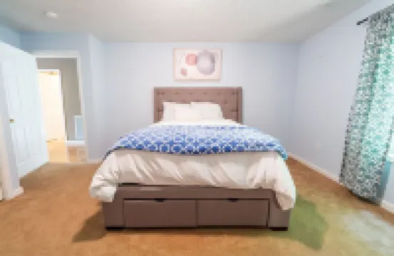 Large 2 Bedroom Home With Full Kitchen, 2 Minutes From Lake and Amenities