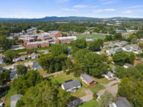 Wallk to coffee shops restaurants,  breweries all with in 1.5 miles of downtown 帕克酒店