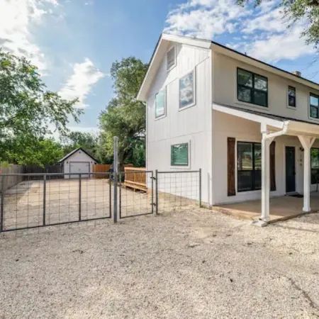 Charming guest studio in the heart of Liberty Hill