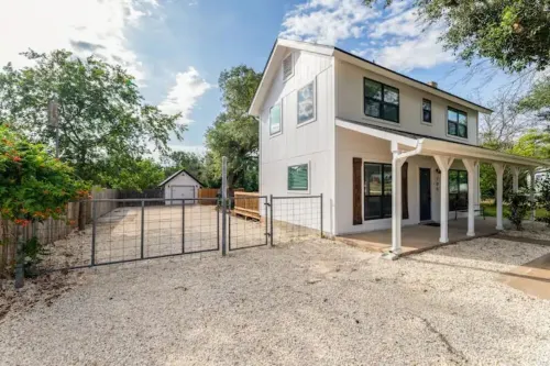 Charming guest studio in the heart of Liberty Hill Hotels in Liberty Hill