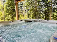 Luxurious and Pristine Winter Park Cabin w Deck Views & Private Hot Tub