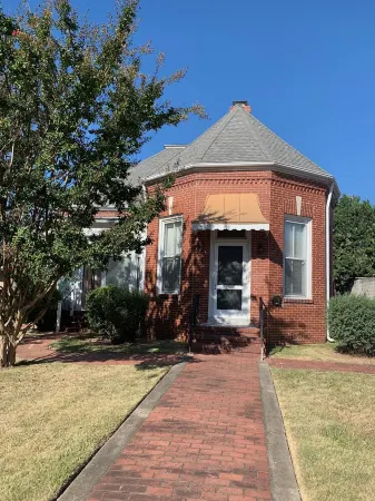 Perfect downtown game day apartment Отели рядом с достопримечательностью «Парк штата Чевакла»