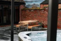 Pigeon House: Barn with hot tub, wood burner & large private garden. Hotels in Longden