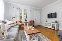 Classic Boutique Farmhouse - Walk to Town - Historic Charm