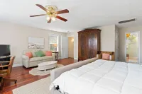 Waterfront Pet Friendly Fishing Pier, 5 Min to Beach, Sleeps 8+, Kayaks & Bikes!
