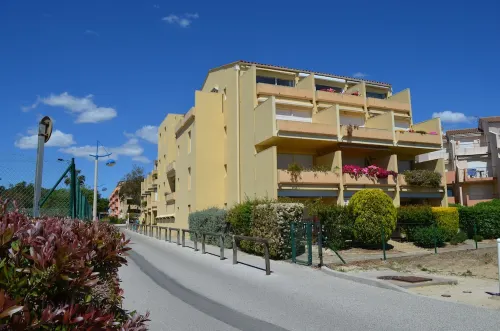 Air-Conditioned Apartment at the Foot of the Beach, Magnificent Sea View, Close to Shops Hotels in Bormes-les-Mimosas