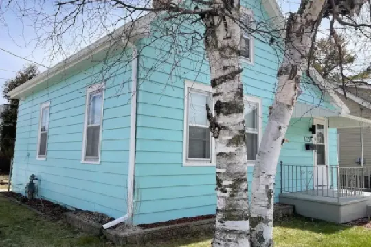 1 Block to the Beach! Firepit, 2 Bikes, Sleeps 4