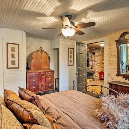 Historic Cabin in Little Switzerland w/Fire Pit-Walk to village and shops!